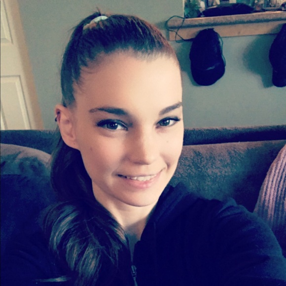 Meet Your Posher, Veronica🌸 - Picture 2 of 4